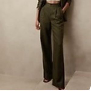 Banana Republic Palma Straight-Leg Linen
Pant
Color: Camo Green
Size: 10